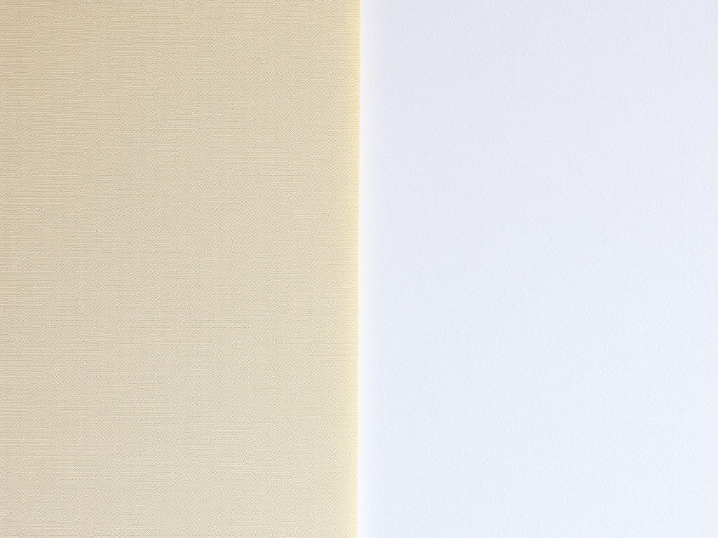 실크 벽지의 입체적인 엠보싱 표면과 일반 합지의 매끄러운 종이 질감을 근접 촬영하여 비교하는 모습